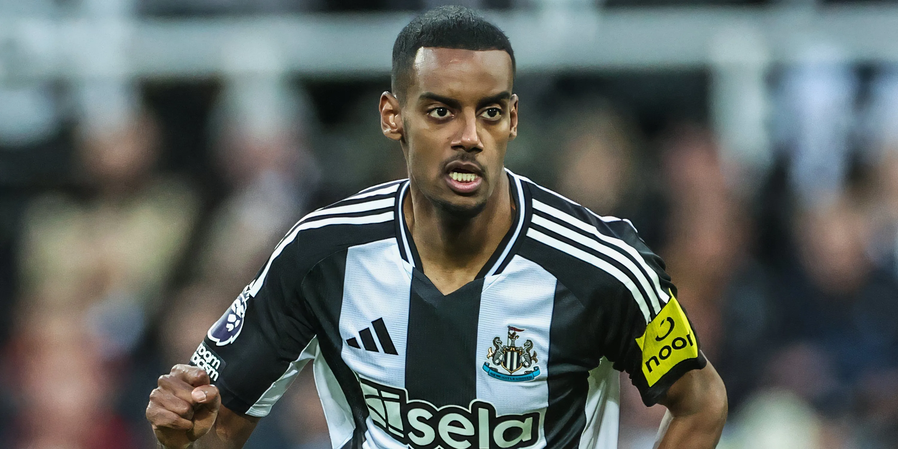 Tiền đạo Alexander Isak trong pha tấn công cho Newcastle trước tin đồn chuyển nhượng Liverpool
