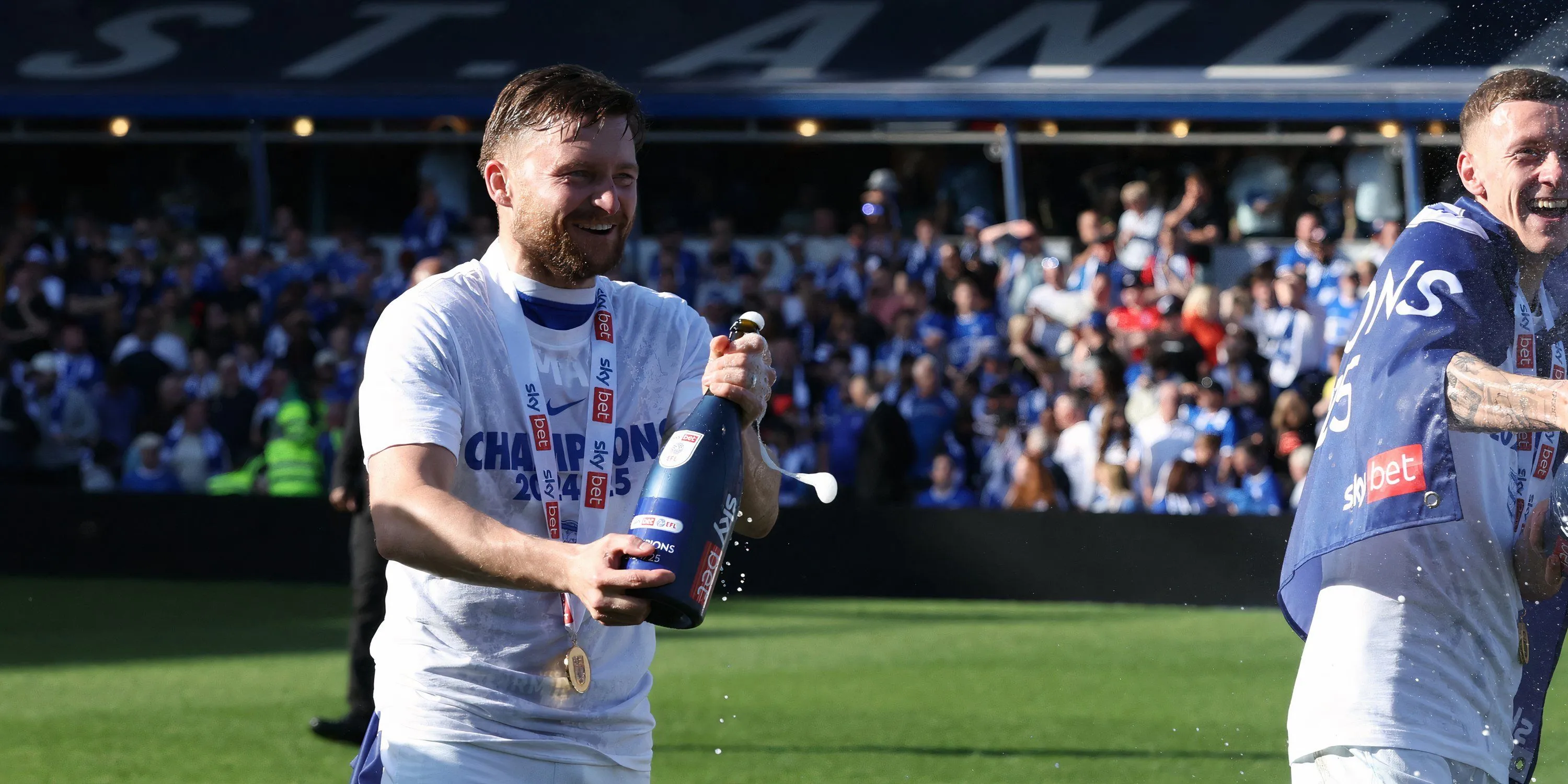 Tiền đạo Alfie May trong màu áo Birmingham City, sắp hoàn tất chuyển nhượng đến Huddersfield Town.