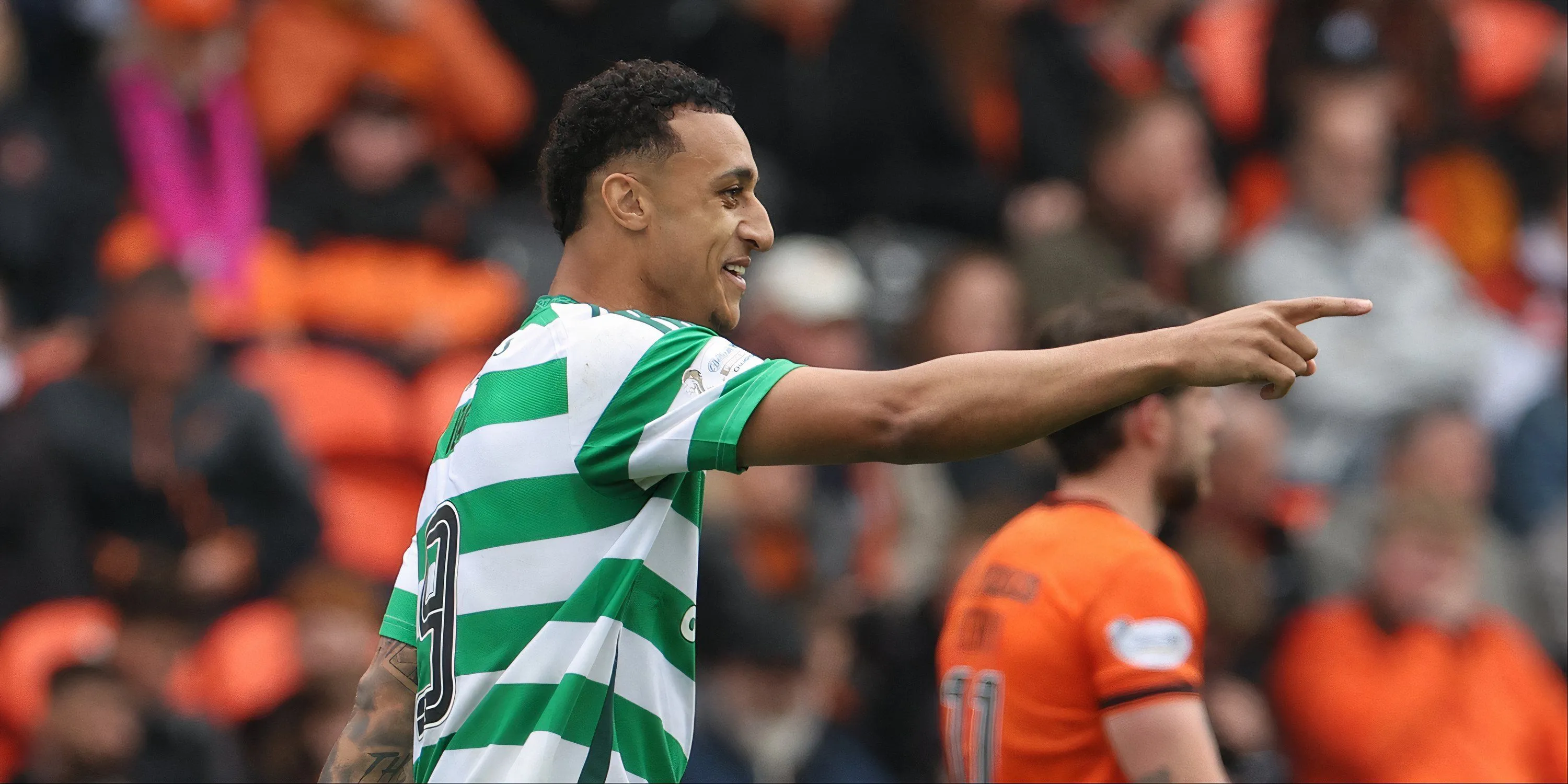 Adam Idah trong màu áo Celtic thi đấu trên sân
