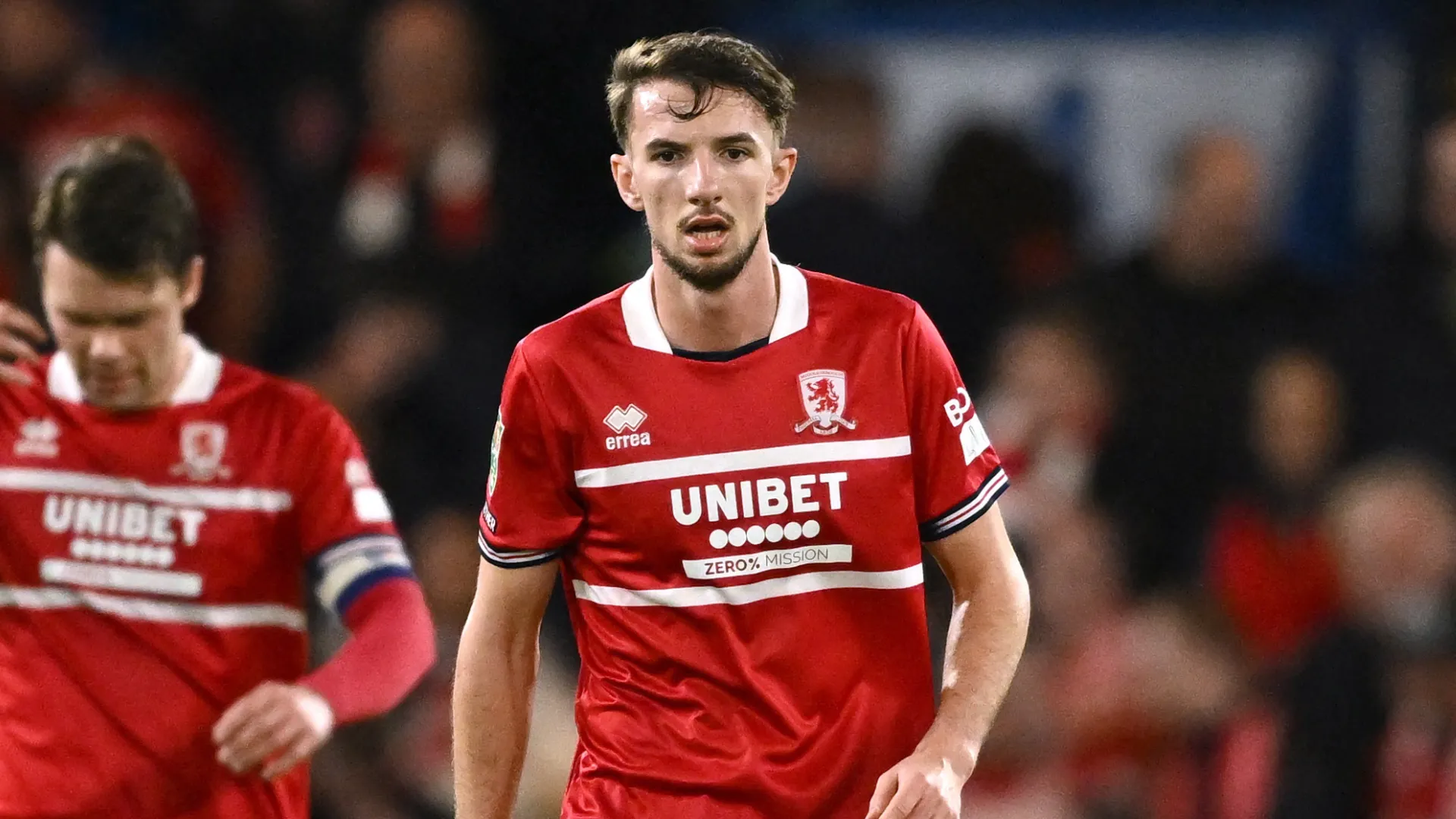 Dan Barlaser tiền vệ của Middlesbrough tranh chấp bóng