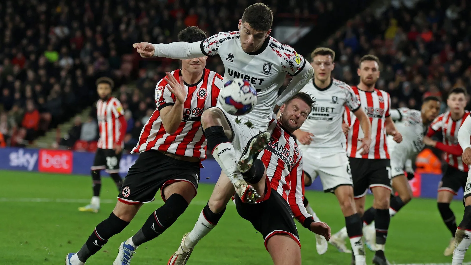 Darragh Lenihan trung vệ của Middlesbrough trong trận đấu