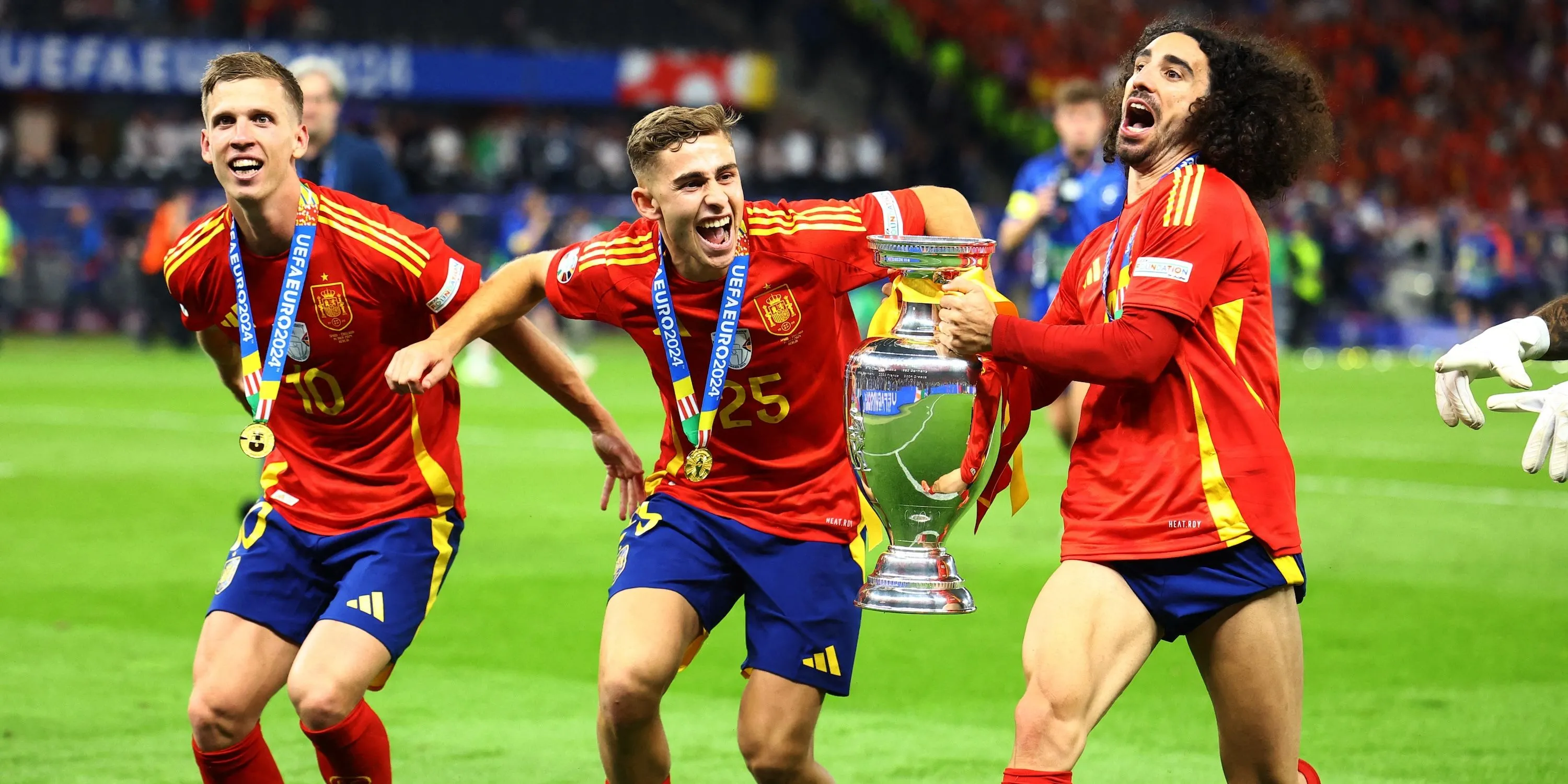 Fermin Lopez ăn mừng cùng Dani Olmo và Marc Cucurella sau khi Tây Ban Nha giành Huy chương Vàng Olympic