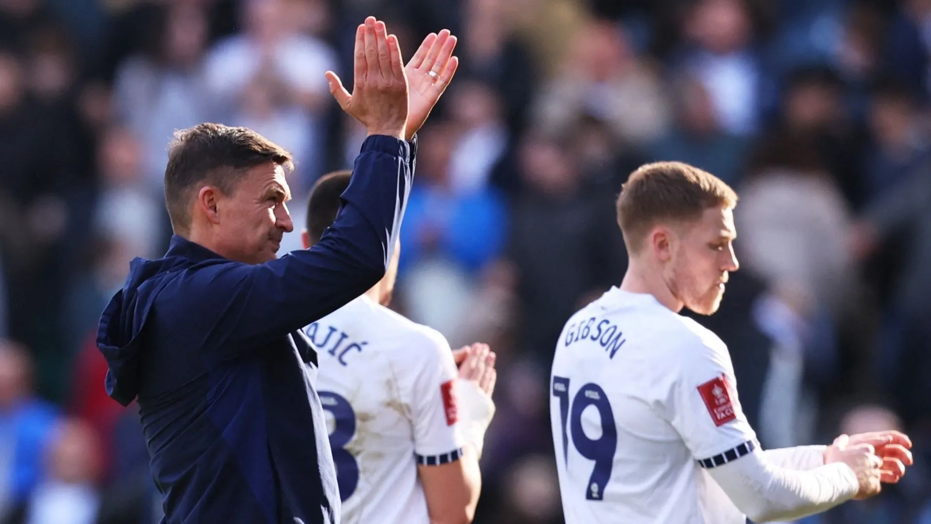 Huấn luyện viên Paul Heckingbottom cùng Milutin Osmajic thể hiện sự lo lắng về tình hình lực lượng của Preston North End