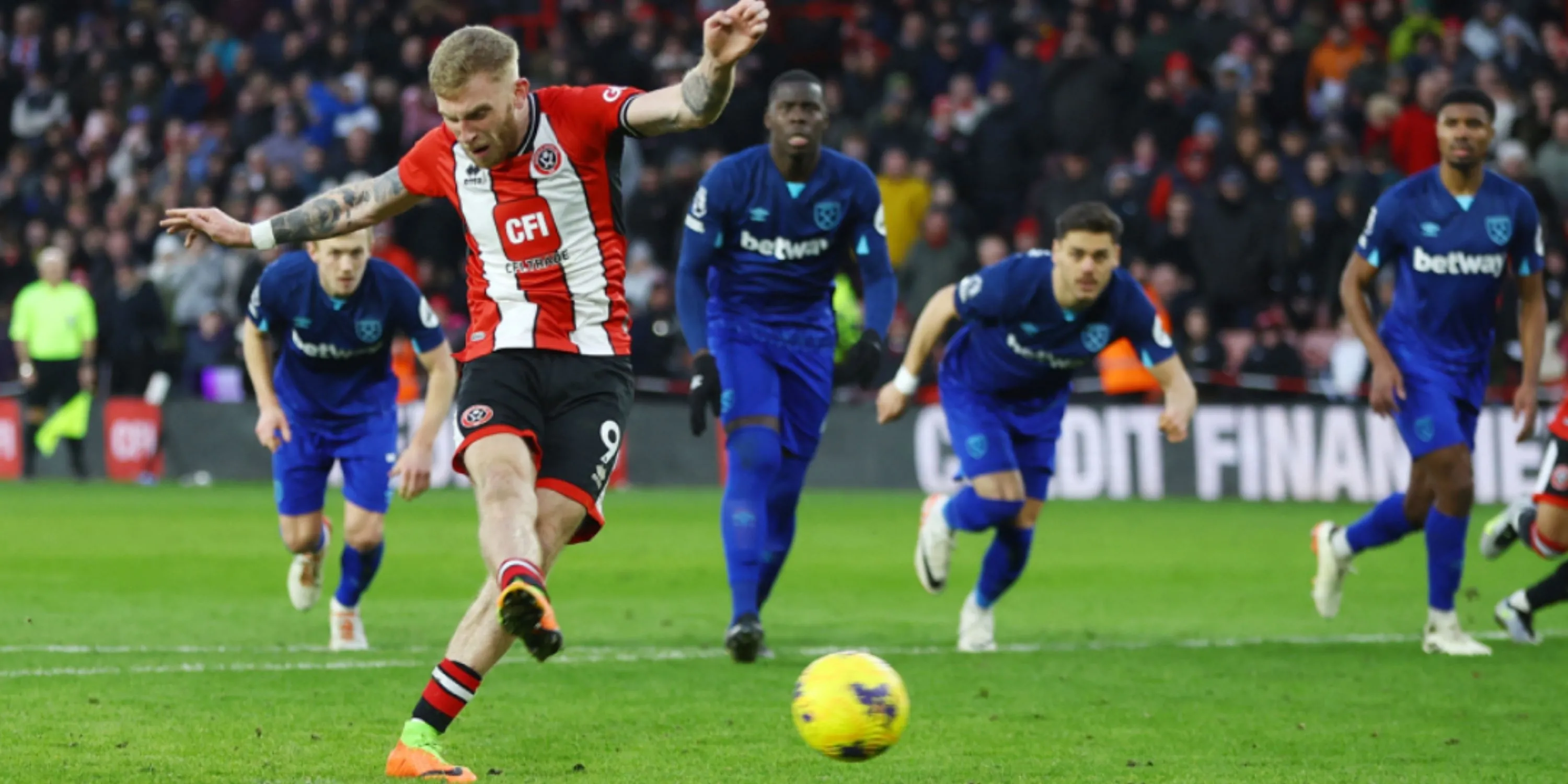 Oli McBurnie ăn mừng bàn thắng trong màu áo Sheffield United, biểu tượng cho hy vọng mới của đội bóng.