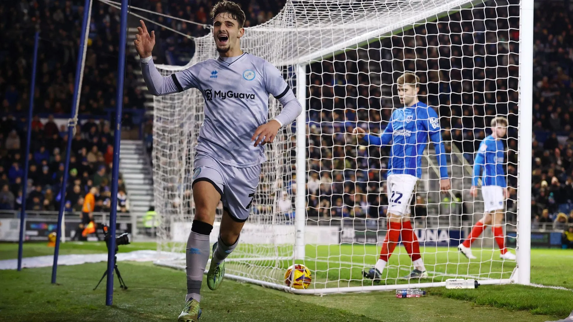 Tiền đạo Mihailo Ivanovic của Millwall trong màu áo thi đấu