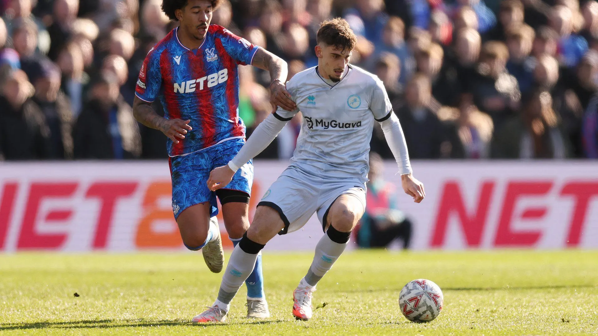 Tiền đạo Mihailo Ivanovic trong pha tranh chấp bóng với cầu thủ Crystal Palace
