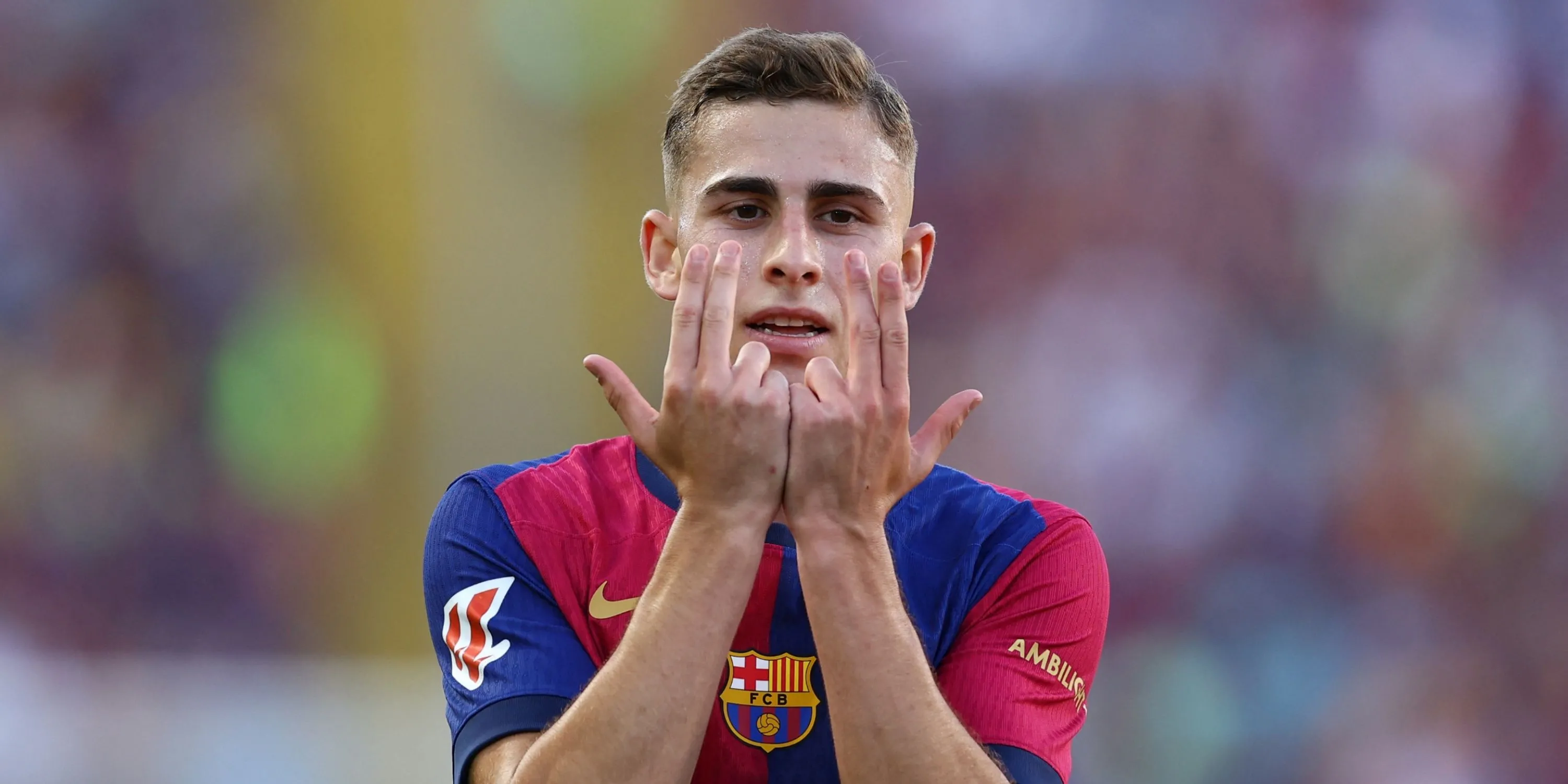 Tiền vệ Fermin Lopez trong màu áo Barcelona thể hiện kỹ năng chuyền bóng và kiến tạo