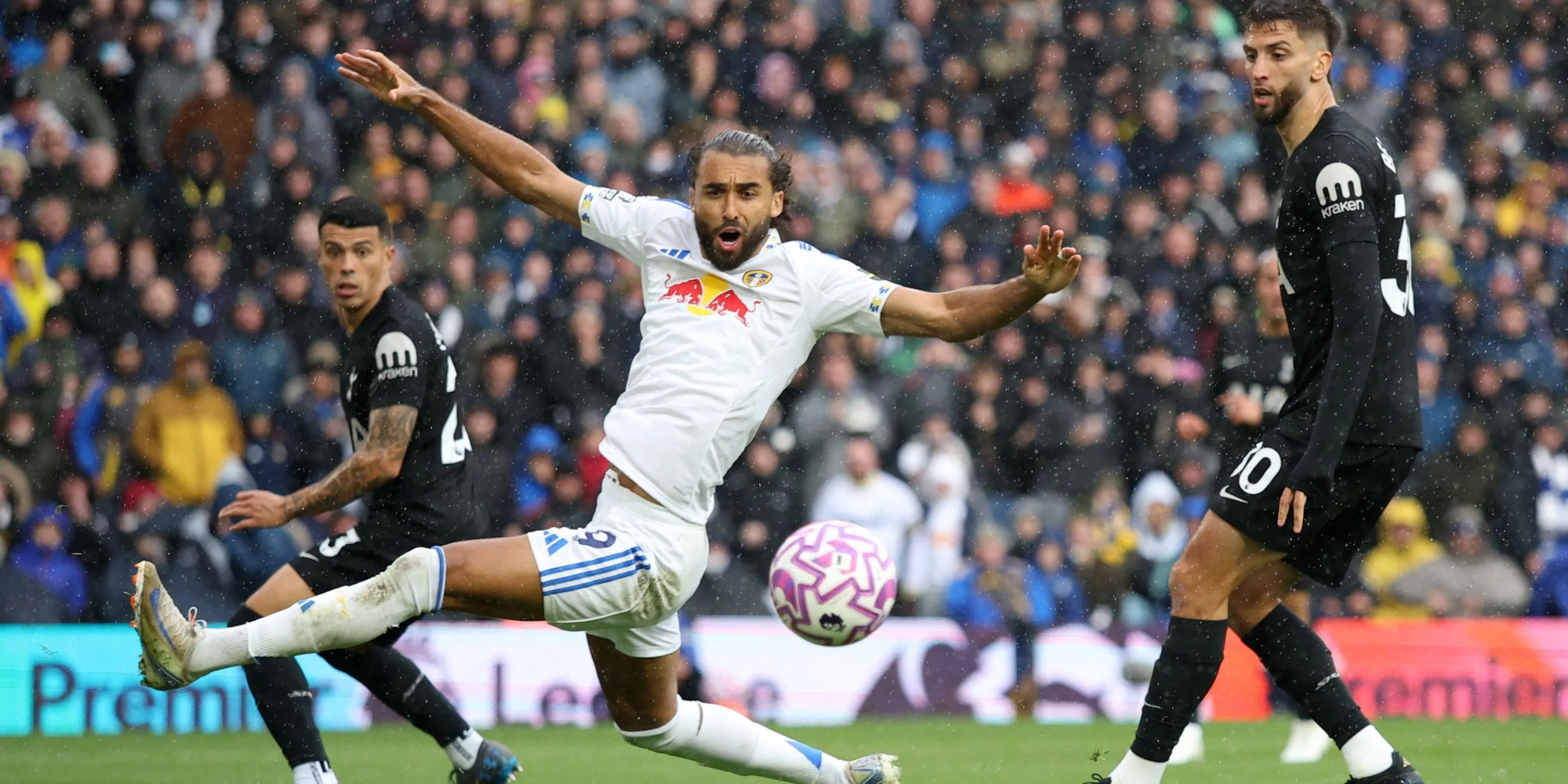 Dominic Calvert-Lewin trong màu áo Leeds United chế độ tấn công trên sân