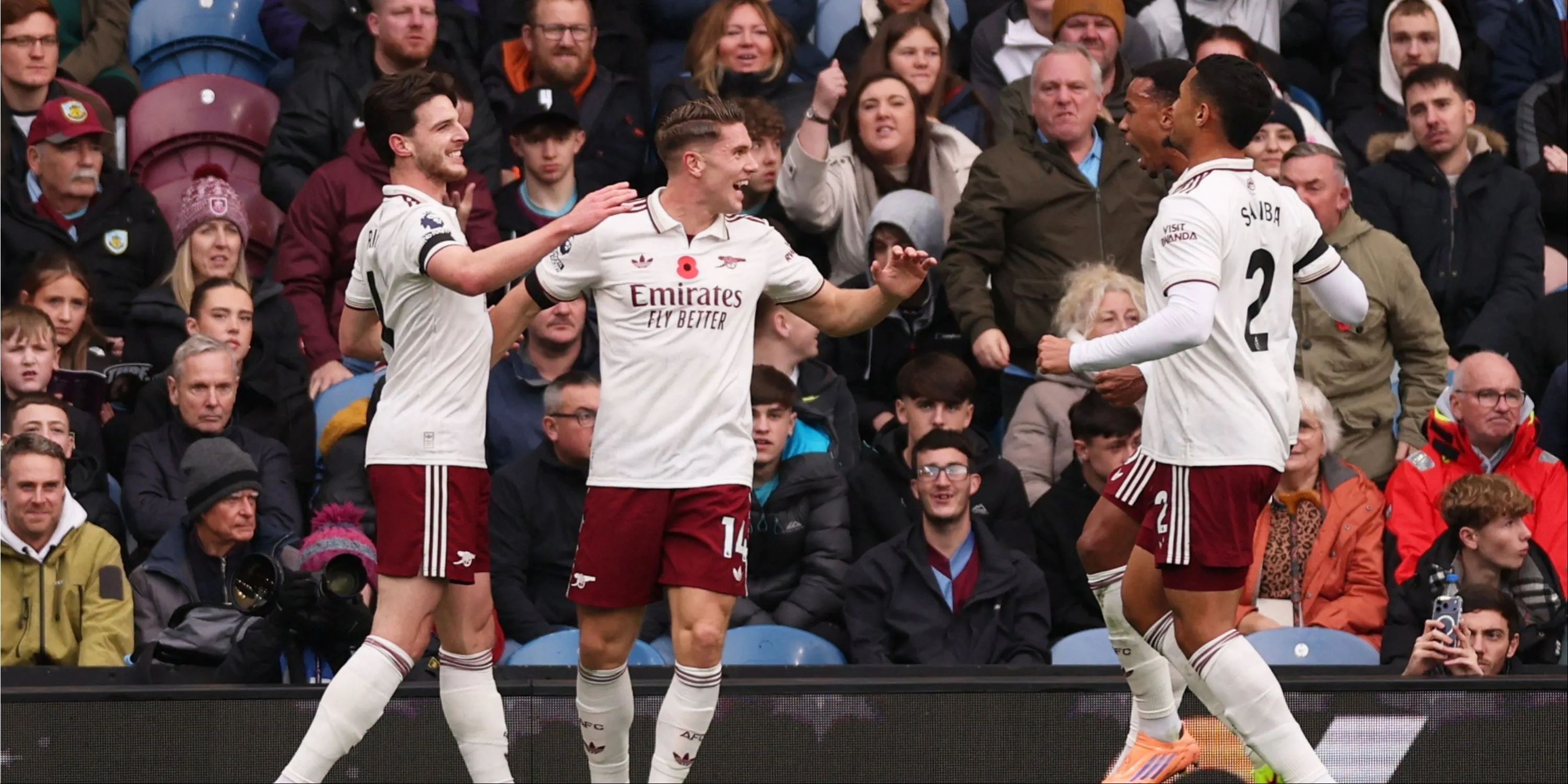 Hậu vệ Gabriel (áo hồng) tranh chấp bóng với các cầu thủ Burnley