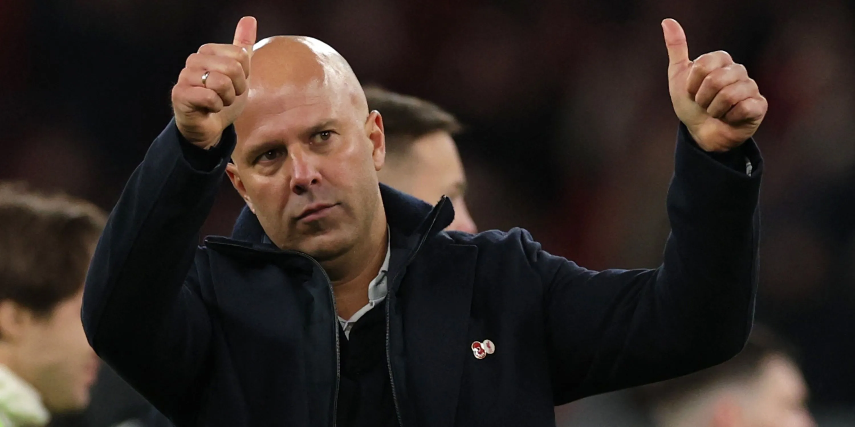 Huấn luyện viên Arne Slot của Liverpool vỗ tay sau chiến thắng trước Aston Villa