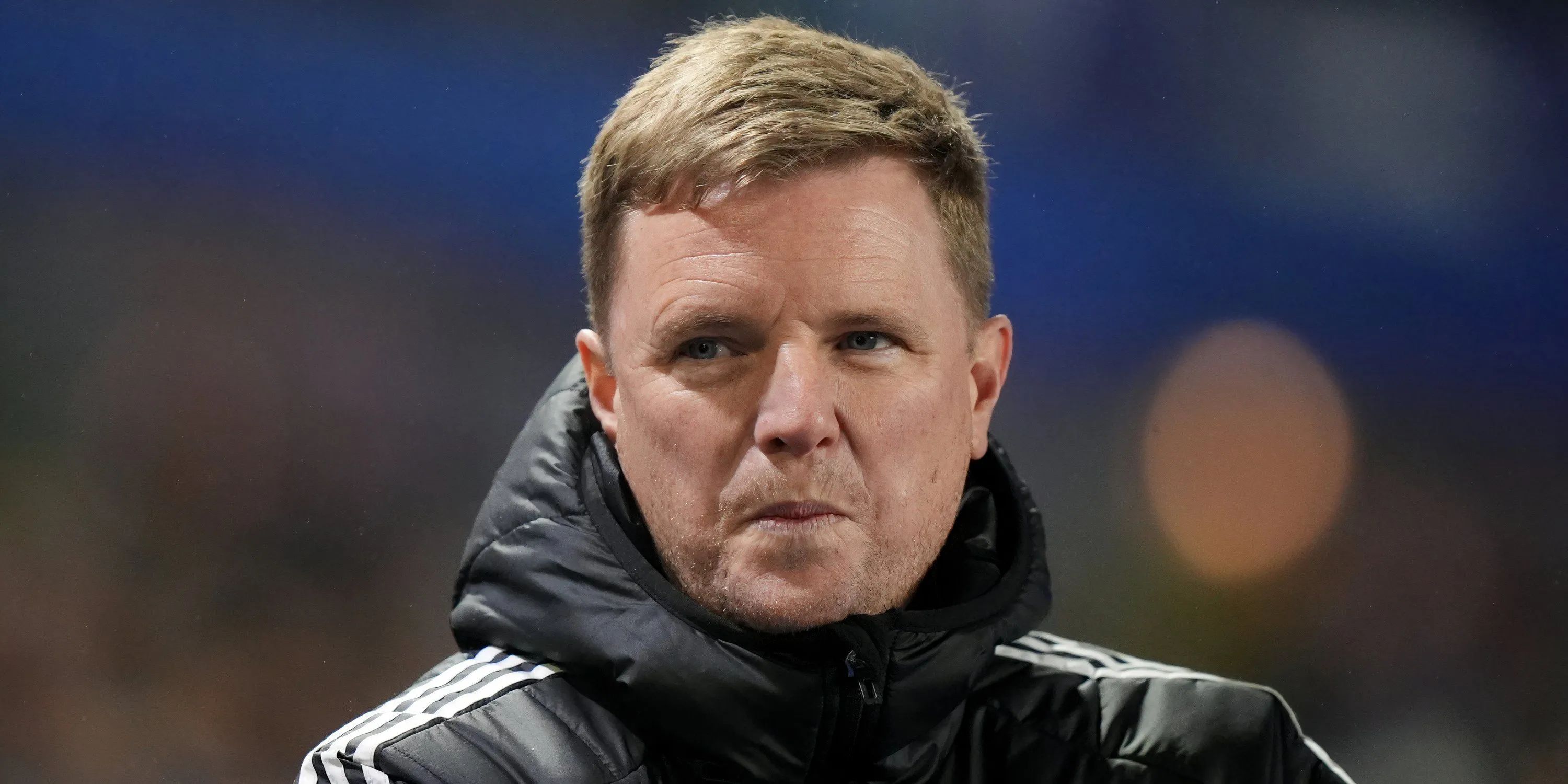 Huấn Luyện Viên Eddie Howe của Newcastle United quan sát từ khu huấn luyện