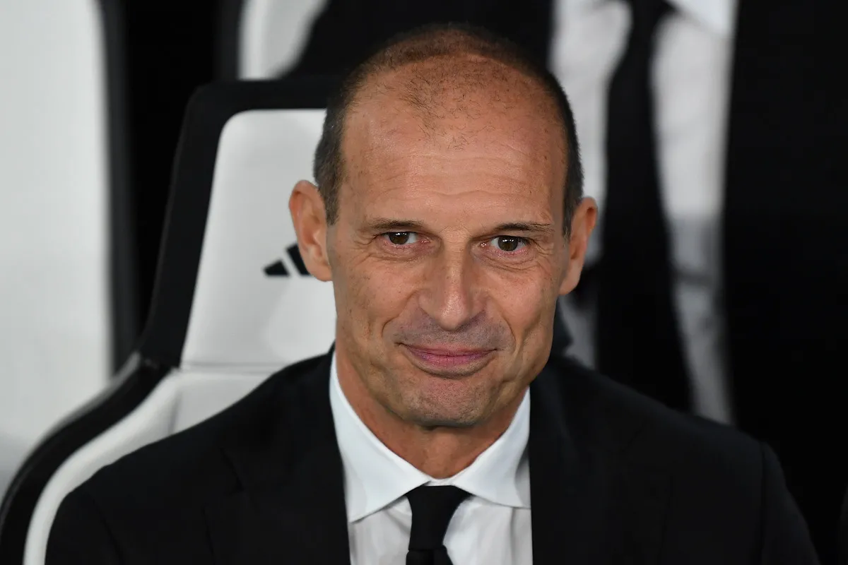 Huấn luyện viên Massimiliano Allegri của AC Milan quan sát trận đấu tại sân vận động Allianz