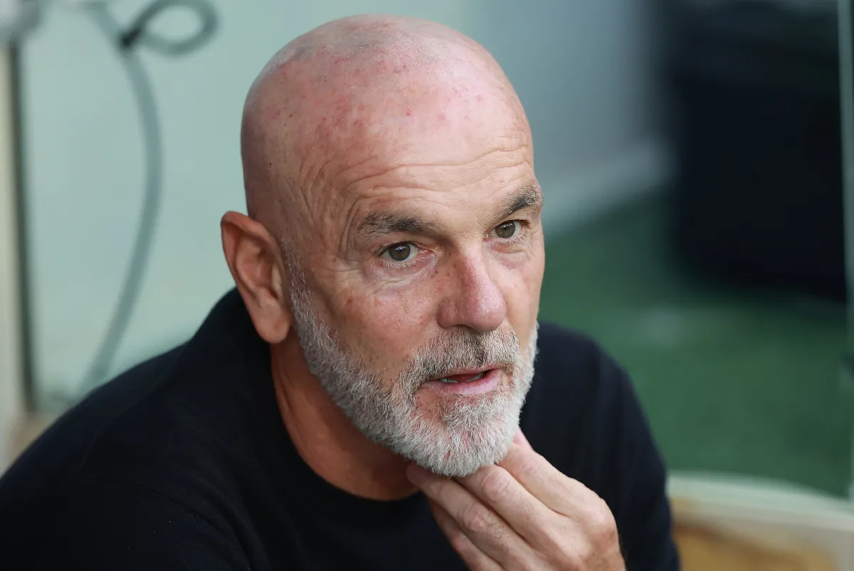 Huấn luyện viên Stefano Pioli chỉ đạo toàn đội Fiorentina trong trận Serie A gặp Lecce tại sân Artemio Franchi vào ngày 2 tháng 11 năm 2025