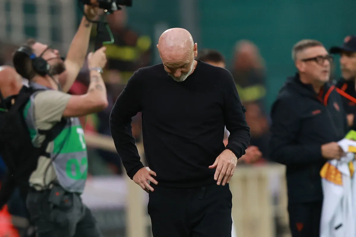 Huấn luyện viên Stefano Pioli của Fiorentina thể hiện thất vọng trong trận Serie A tại Florence