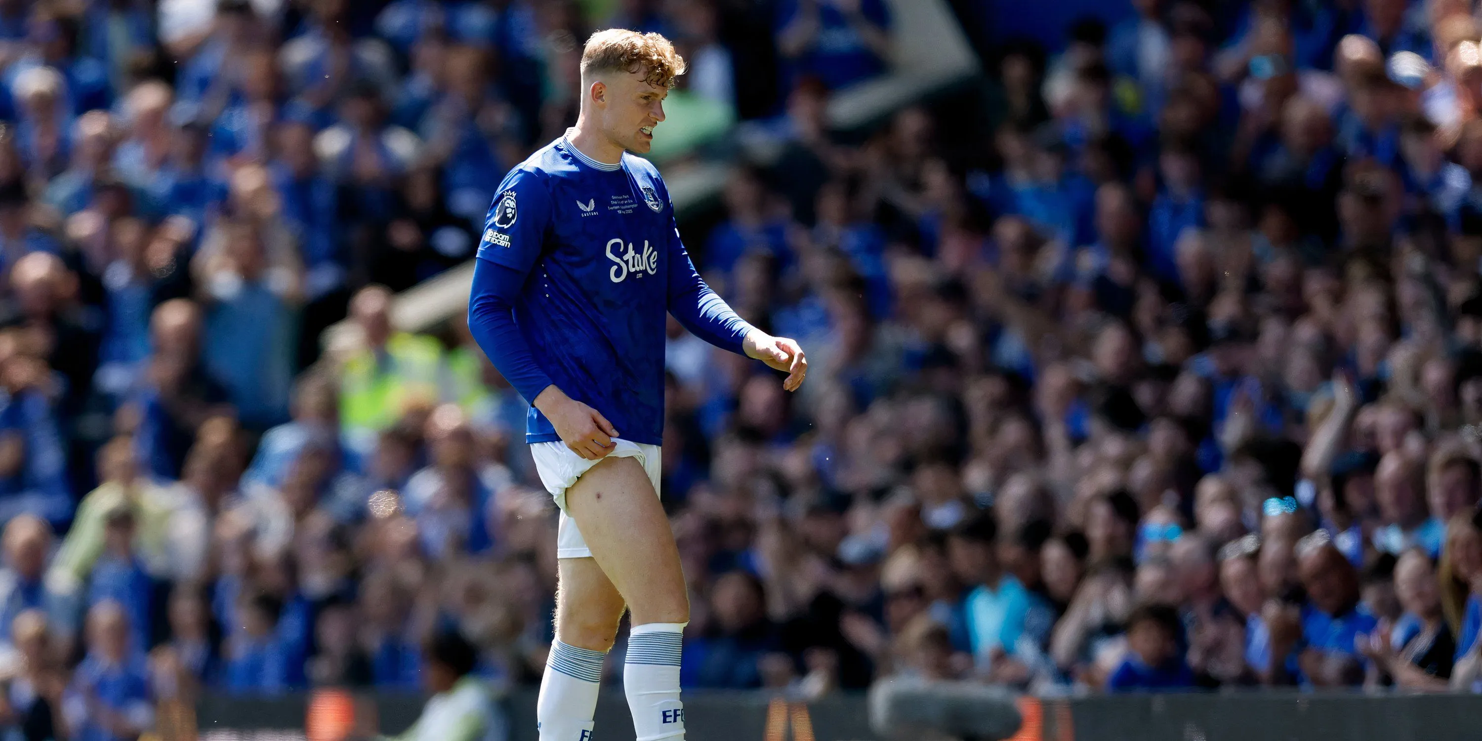 Jarrad Branthwaite tự tin kiểm soát bóng trong trang phục Everton