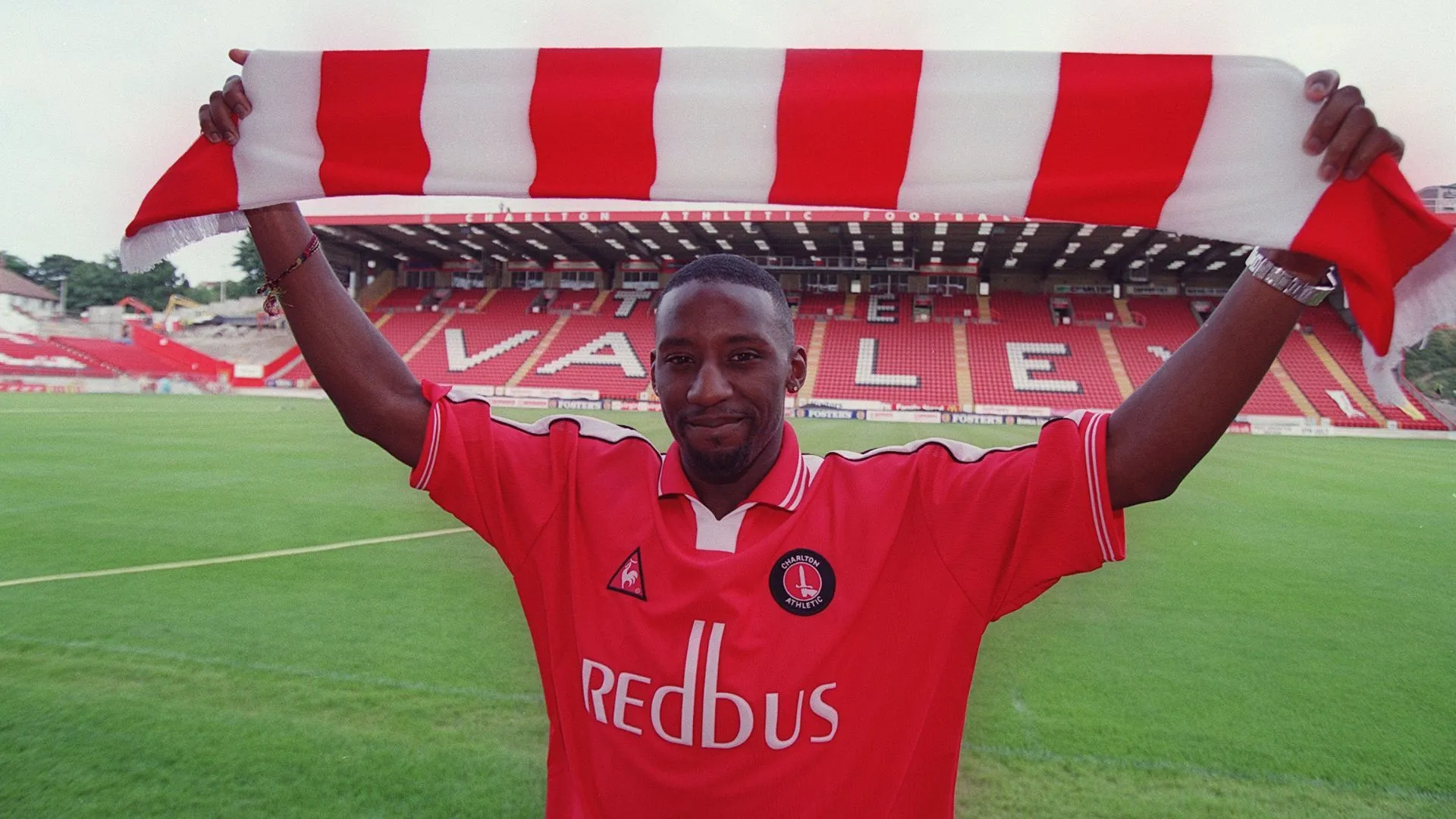 Jason Euell ăn mừng sau khi ghi bàn cho Charlton Athletic tại The Valley