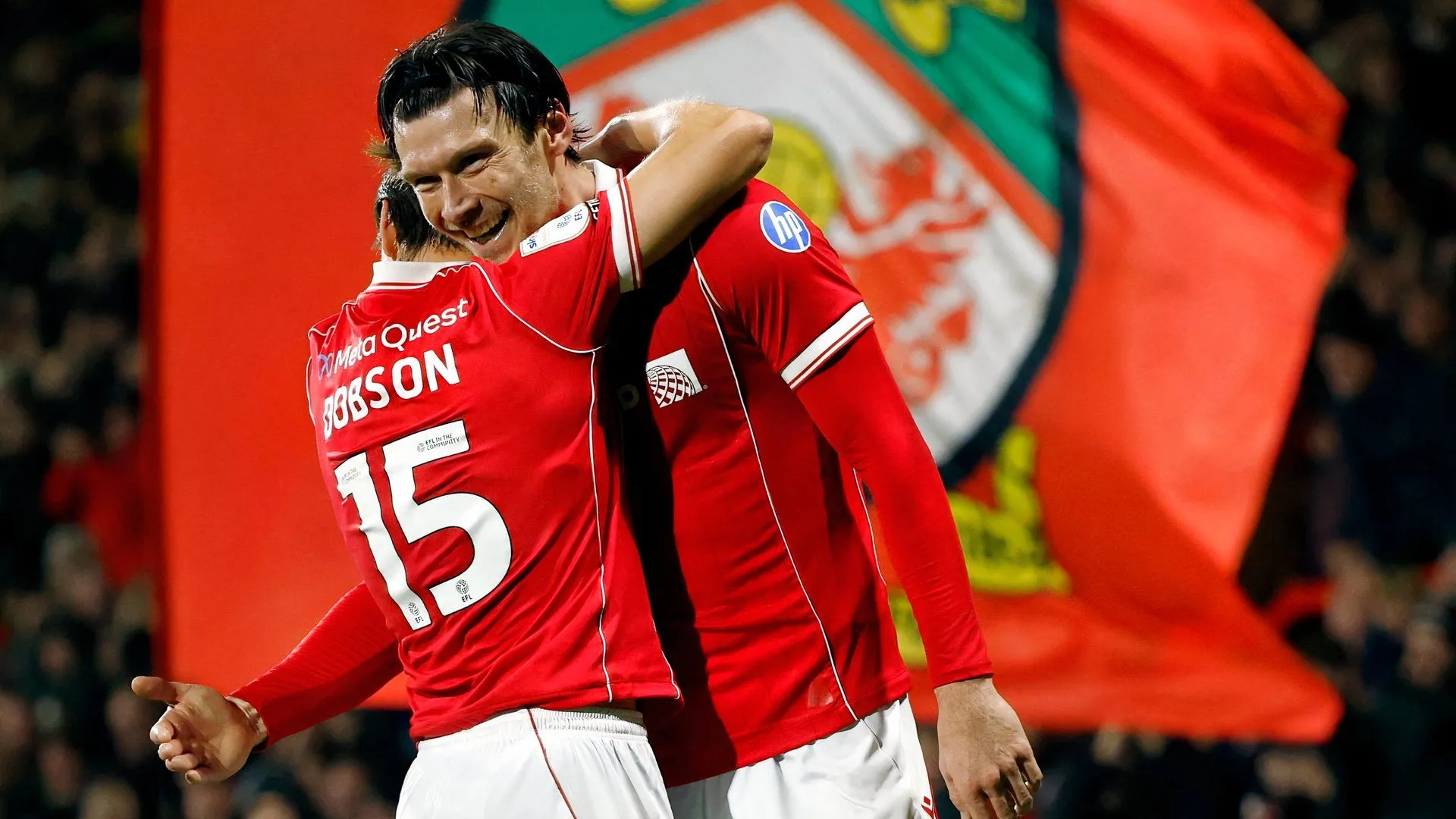 Kieffer Moore ăn mừng bàn thắng thứ ba tại Racecourse Ground trong trận gặp Coventry