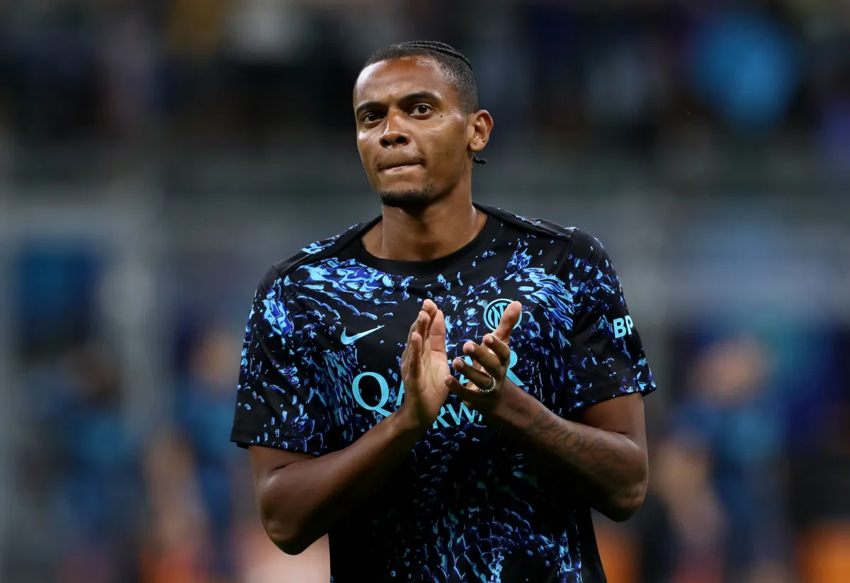 Manuel Akanji của Internazionale chuẩn bị trước trận Serie A giữa FC Internazionale và US Sassuolo Calcio tại Sân Vận Động Giuseppe Meazza