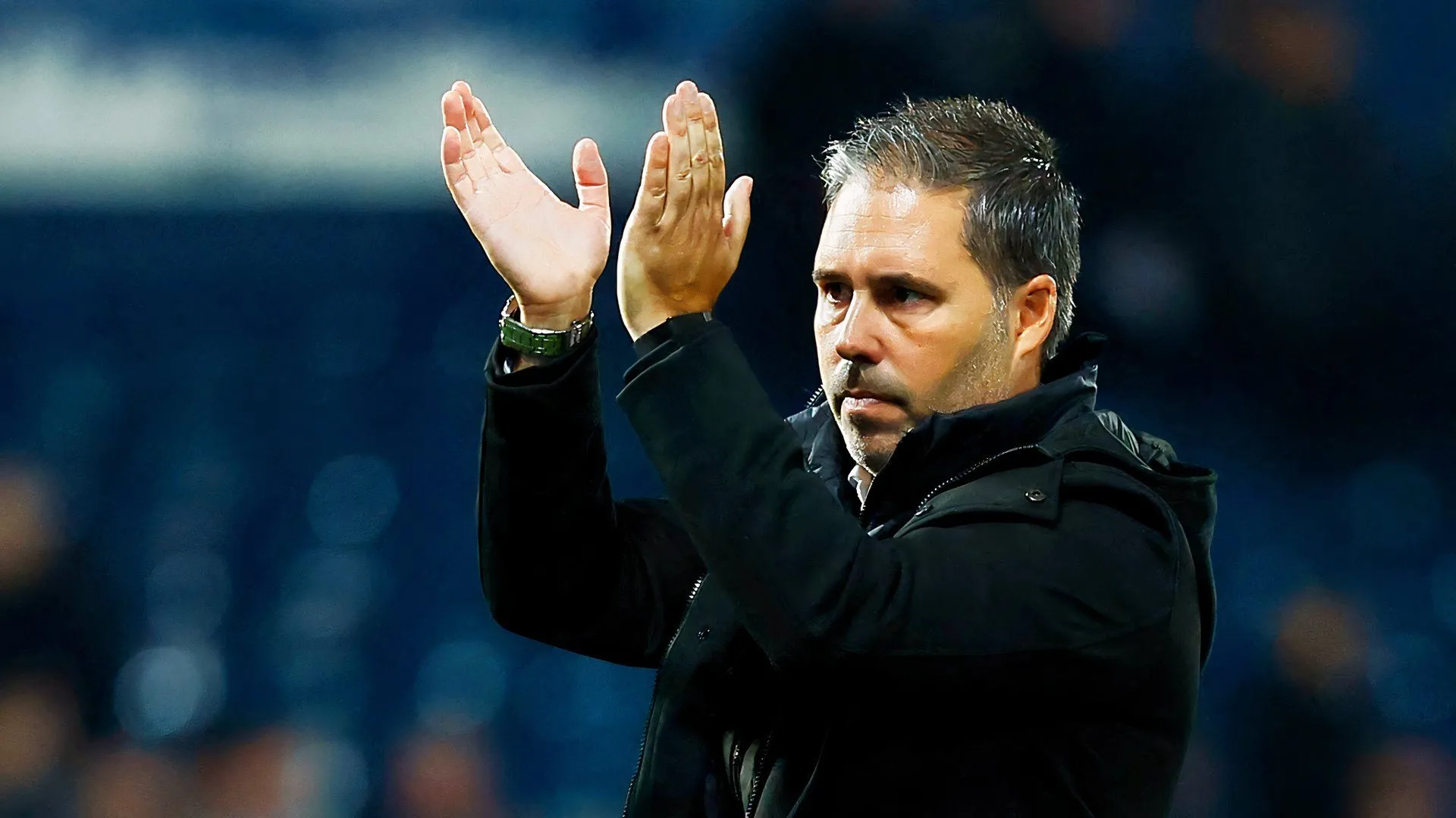 Marti Cifuentes chỉ đạo từ chiếc ghế huấn luyện trong trận đấu với West Brom