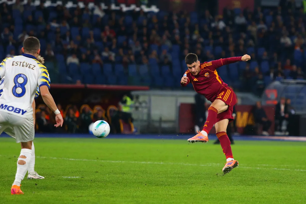 Matias Soule dẫn bóng trong trận đấu Serie A giữa Roma và Parma