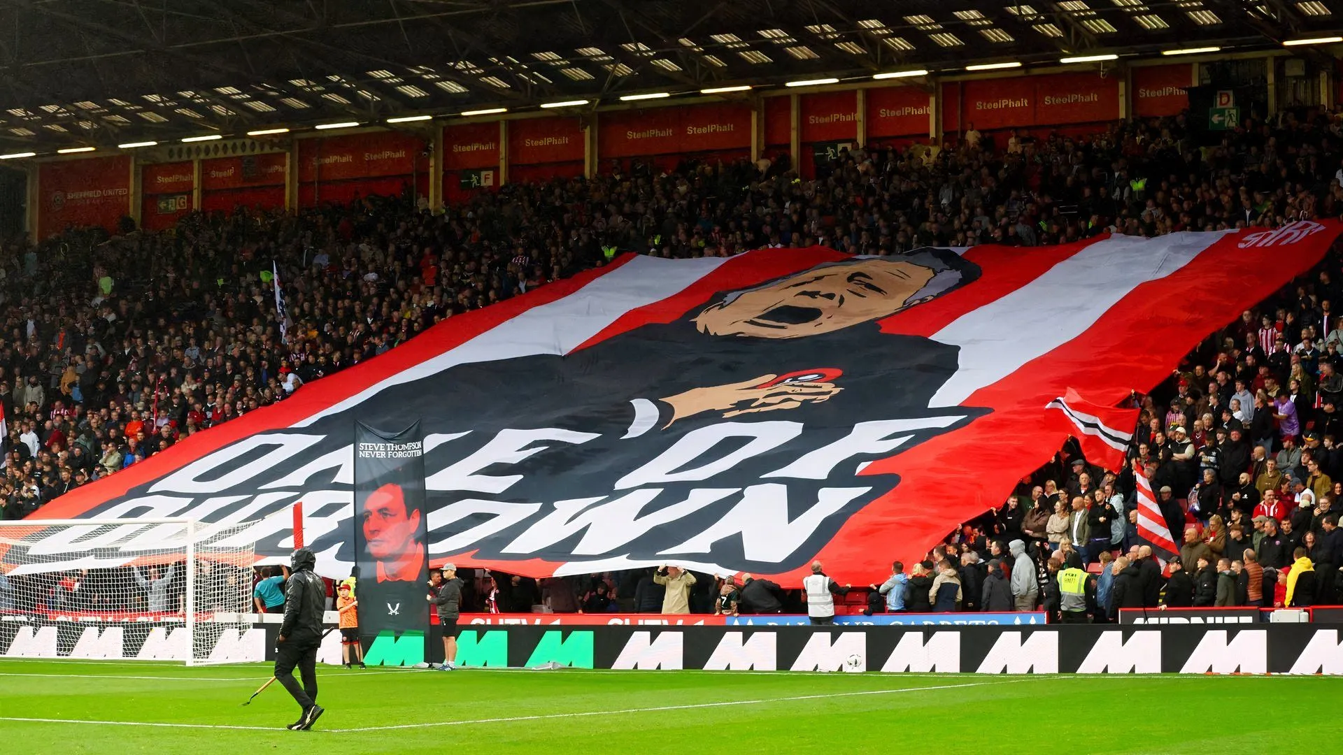 Người hâm mộ Sheffield United trưng banner ở sân Bramall Lane