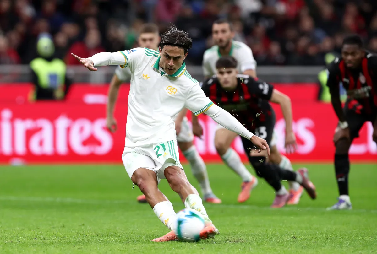 Paulo Dybala thực hiện cú đá penalty nhưng bị thủ môn Maignan cứu thua