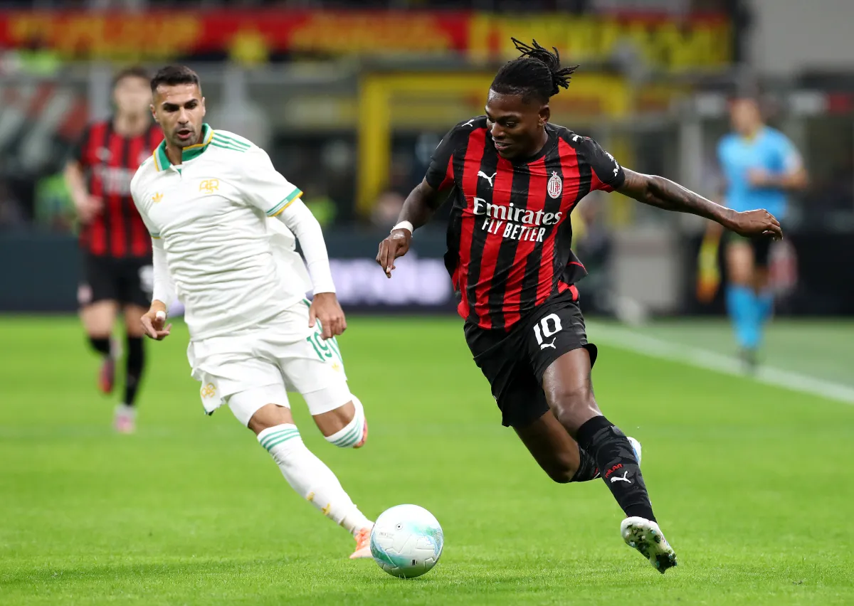 Rafael Leao của AC Milan dribble trong tình huống bị Zeki Celik của AS Roma hôm 2 tháng 11 năm 2025 tại sân Giuseppe Meazza