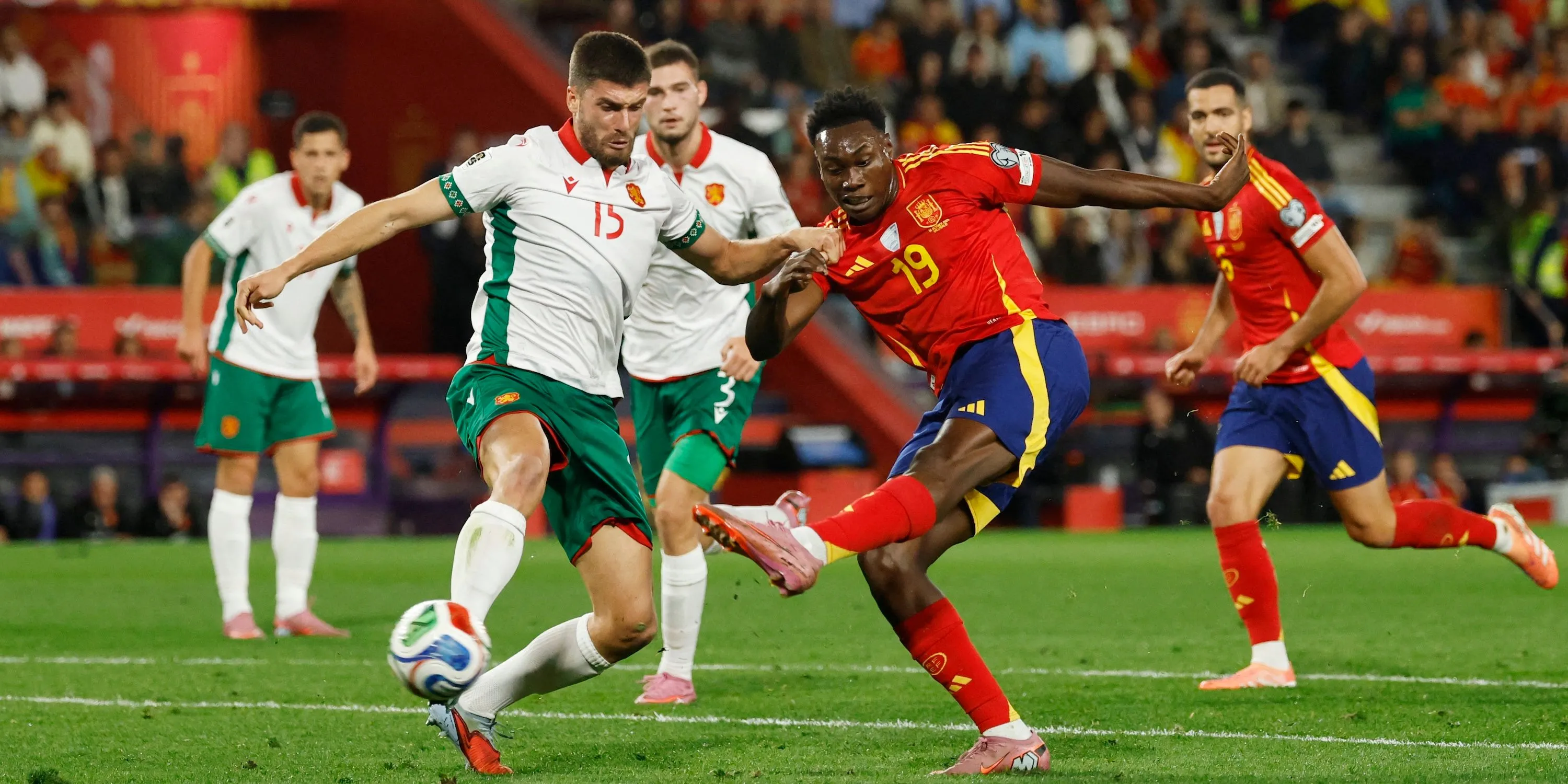 Samu Aghehowa của Tây Ban Nha tranh chấp bóng với cầu thủ Bulgaria Petko Hristov