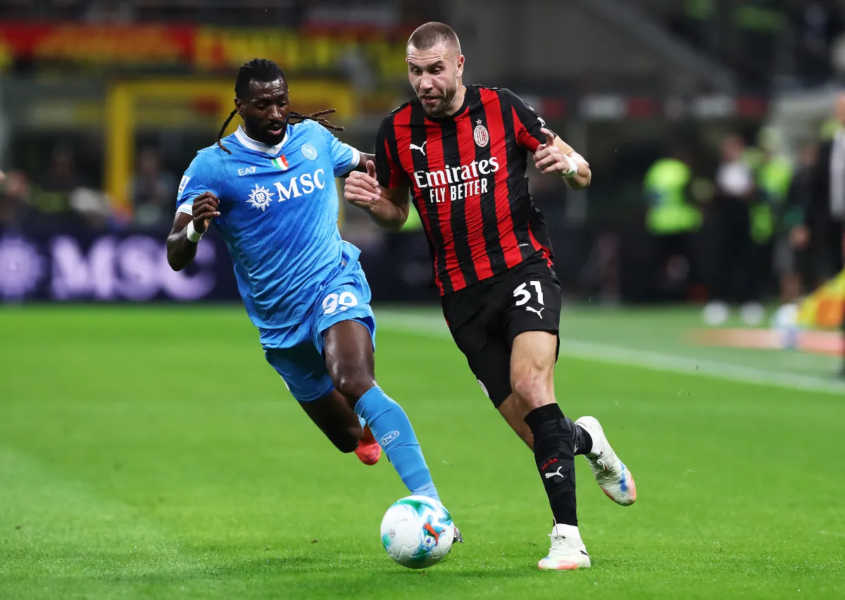 Strahinja Pavlovic của AC Milan bị ép sát bởi Frank Anguissa của Napoli trong trận đấu Serie A